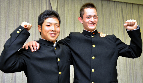 横浜高校の近藤健介選手（左）と乙坂智選手